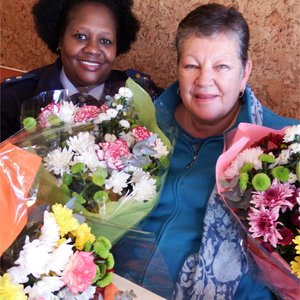 Gansbaai SAPD se Stasiebevelvoerder, Lt.Kol Kholosa Moshi saam met Sanet Marx wat na meer as 'n kwarteeu die tuig neerlê.