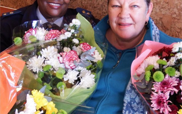 Gansbaai SAPD se Stasiebevelvoerder, Lt.Kol Kholosa Moshi saam met Sanet Marx wat na meer as 'n kwarteeu die tuig neerlê.