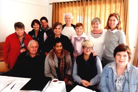 Die groep vrywilligers wat onlangs in Gansbaai deur Overstrand Hospice opgelei is, met voor vlnr Jean Faure, Tasha Saha, Debbie Heins en Kirsie Wessels. Agter vlnr Beverley MacKay, Barbara Martin, Christina Tranter, Laina Lesicnik, Christine Lambrechts, Anita Botha, Shelagh Milton (vrywillige koördineerder) en Fran Tong (fasiliteerder).