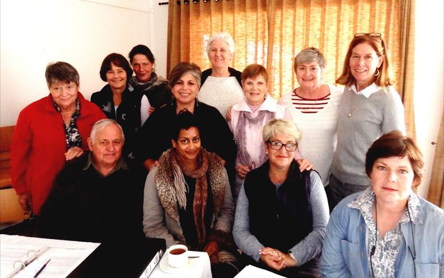 Die groep vrywilligers wat onlangs in Gansbaai deur Overstrand Hospice opgelei is, met voor vlnr Jean Faure, Tasha Saha, Debbie Heins en Kirsie Wessels. Agter vlnr Beverley MacKay, Barbara Martin, Christina Tranter, Laina Lesicnik, Christine Lambrechts, Anita Botha, Shelagh Milton (vrywillige koördineerder) en Fran Tong (fasiliteerder).