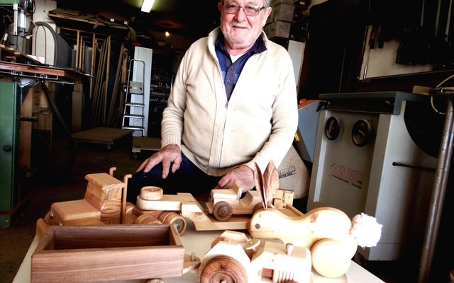 Roger Voigt by die handige houtspeelgoed wat hy vir HaS se basaar vervaardig.