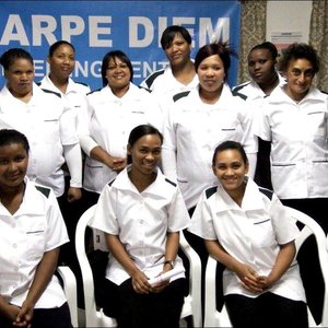 Luwenda Jantjies, Sarah-Lee Forry, Kirsten Forry en Cornelia Jantjies. Agter vlnr is Gerda Gibson, Thembi Ntsukune, Heloise Koert, Aldine Jantjies, Michelle Tobias, Carrol Mbuzeni, Lola Thafeni, Ferlancia Plaatjies en Suster Iréne de Waal.