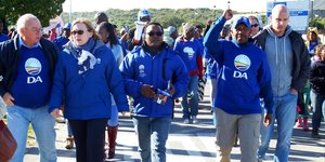 DA-leiers tydens ‘n vreedsame optog saam met die Wes-Kaapse Premier, Helen Zille met singende en dansende ondersteuners van Masakhane agter hulle.  Voor vlnr is  Rdl Dudley Coetzee (Wyk 11),  Helen Zille,  Masizole Mnqasela (Lid van die Provinsiale Parlement),  Andrew Komani (Wyk 1)  en  dr. Michael Cardo (Lid van die Parlement).
