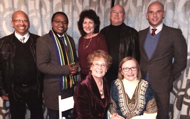 Voor vlnr : Raadsdame Nicolette Botha-Guthrie en Premier Helen Zille. Agter vlnr :  Rudolph  Smith,  Masizole Mnqasela, Riana de Coning, Dudley Coetzee en dr. Michael Cardo.