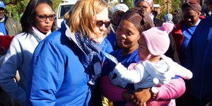 Premier Helen Zille het by etlike huise ingegaan om inwoners persoonlik te ontmoet en te gesels. Hier skenk sy aandag aan ‘n baba, wat sy later self rondgedra het.