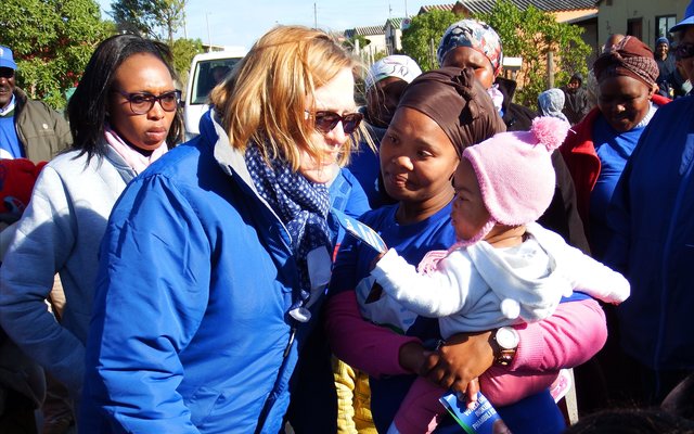 Premier Helen Zille het by etlike huise ingegaan om inwoners persoonlik te ontmoet en te gesels. Hier skenk sy aandag aan ‘n baba, wat sy later self rondgedra het.