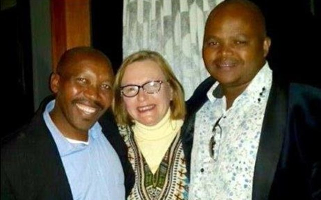 Twee opgewonde DA-werkers in Masakhane saam met Premier Helen Zille, met links Andrew Komani en regs Msu Nomatiti.