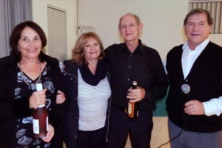Die gelukkige trekking wenners, met vlnr Thérèsa de Wet, Renate Erdmann en Len Staunton saam met Philip Fourie (voorsitter).