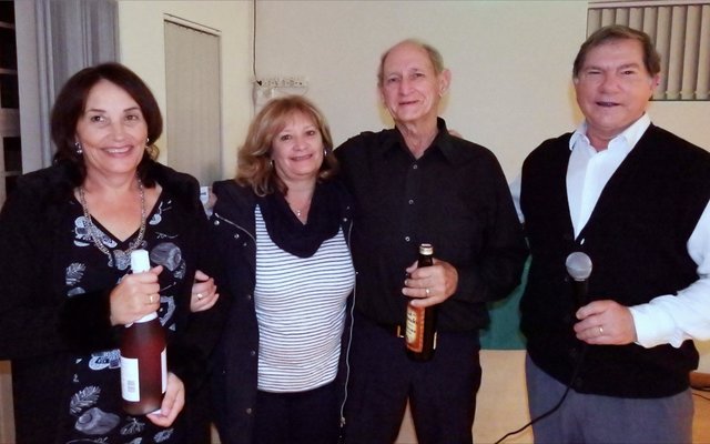 Die gelukkige trekking wenners, met vlnr Thérèsa de Wet, Renate Erdmann en Len Staunton saam met Philip Fourie (voorsitter).