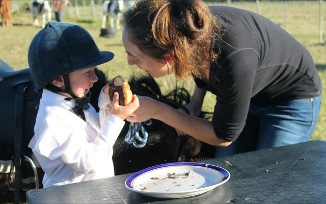 We-An Germishuys en sy ma, An-Mari probeer die donut vinnig insluk vir die Donut-resies.