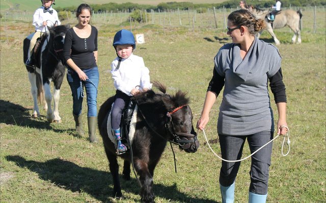 Marna Beets en haar dogter, Lisa wat volg met An-Mari Germishuys en haar seun, We-An.