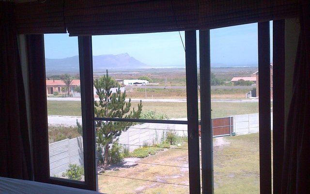 Main bedroom with en-suite bathroom Main bedroom with en-suite bathroom