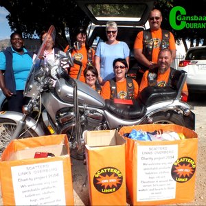 Gansbaai se omgee-motorfietsryers tydens ‘n oorhandiging aan Gansbaai Elim Huis.