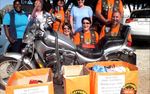 Gansbaai se omgee-motorfietsryers tydens ‘n oorhandiging aan Gansbaai Elim Huis.