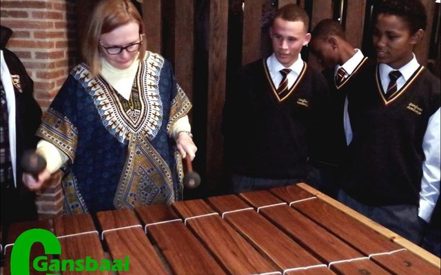 Die Wes-Kaapse Premier, Helen Zille, word deur Academia se Marimbas touwys gemaak en sy het nogal goed gevaar