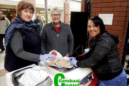Die hardwerkende span van Gansbaai AGS-gemeente het onlangs ingespring en pannekoek voor Gansbaai Superspar gebak ten bate van Gansbaai Elimhuis. Vlnr is Mariëtte Zeelie, Sonja van Straten en 'n kliënt, Coleen, met pastoor Frikkie Zeelie soos gewoonlik op sy pos agter die panne.