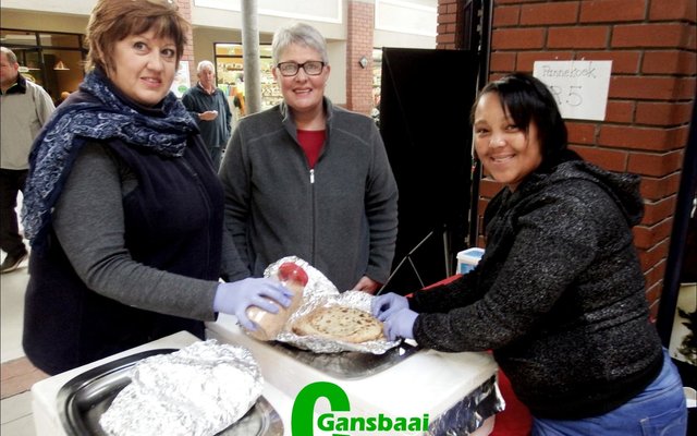 Die hardwerkende span van Gansbaai AGS-gemeente het onlangs ingespring en pannekoek voor Gansbaai Superspar gebak ten bate van Gansbaai Elimhuis. Vlnr is Mariëtte Zeelie, Sonja van Straten en 'n kliënt, Coleen, met pastoor Frikkie Zeelie soos gewoonlik op sy pos agter die panne.