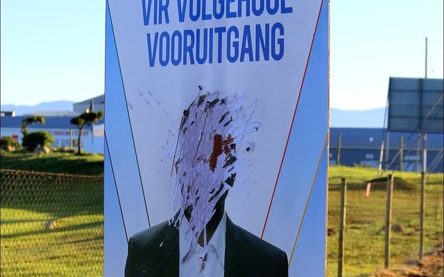 Die sabotering van Verkiesingsplakkate is ‘n ernstige oortreding van die wet wat gevangenisstraf of ‘n boete van tot R10 000 tot gevolg kan hê. Die DA-plakkaat hierbo is naby Gansbaai Academia, net voor die vierrigtingstop, doelbewus beskadig, met die DA-kandidaat, Andrew Komani, se foto wat uitgekrap is.