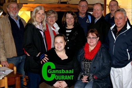 Gansbaai Sakekamer het Woensdagoggend vroegoggend om die ontbyttafel by Great White House Restaurant vergader.  Dit was ‘n uitstekende ken-mekaar-geleentheid waar belangrike onderwerpe aangeroer is in belang van ons pragtige dorp.  Van links agter staan Kobus van Staden (Omega Ondernemings), Julia Barlow – sakekamervoorsitter (Lighthouse Tavern), Henriëtta Roux (Gansbaai Vismark), Nadine Hickman (Fynbos Coffee Shop), Bev Swart (Zonart Kaggels), Hein van Wyk – addisionele lid (Overtek Computers), Dave Sawtelle (Saxon Lodge) en Jacques Nel (Gansbaai Gholfklub).   Voor:  Doulene Els – sekretaresse (Gansbaai Toerisme Buro) en Diana Nortman (Honey).   Kobus Claassen (Gansbaai Apteek) en Marinda van der Walt (Gansbaai Courant) het ook die oggend bygewoon.  Enigiemand wat belangstel om deel van die Sakekamer te word kan met Julia skakel by 082 332 6634 of met Doulene – 028 384 1439.