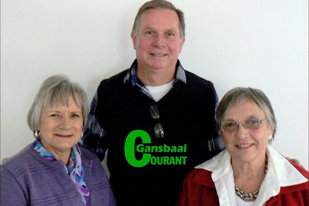 Die gasvrouens van die Bietoubossers tydens ‘n leersame sessie oor vaste afval, met vlnr Enna Lotz, Johan van Taak (Afvalbestuurder) en Elizma de Lange.