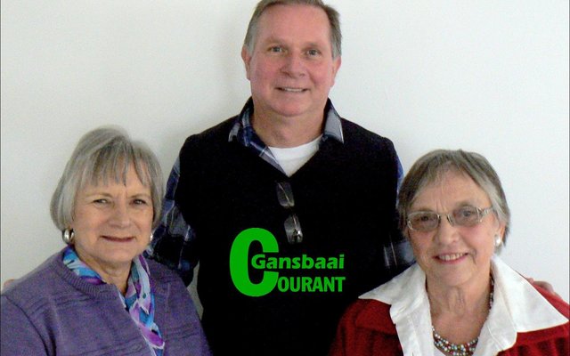 Die gasvrouens van die Bietoubossers tydens ‘n leersame sessie oor vaste afval, met vlnr Enna Lotz, Johan van Taak (Afvalbestuurder) en Elizma de Lange.