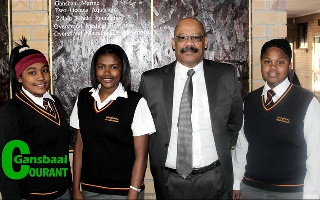 Die trotse dogters van Gansbaai Academia wat in die Boland-dogtersrugbyspan ingesluit is, met vlnr Heidre Loff, Ruwynda Phillips, mnr. Tommy Wilson (skoolhoof) en Aniza Phillips.