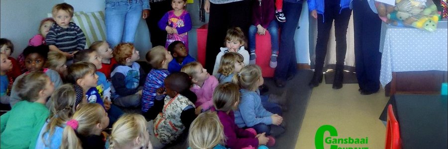 Overstrand’s Mayor, Alderlady Nicolette Botha-Guthrie (right) with Councillor Riana de Coning at De Kleine Gansies Pre-primary School after the hand-over of caps and mittens.