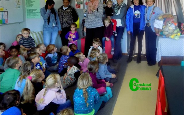 Overstrand’s Mayor, Alderlady Nicolette Botha-Guthrie (right) with Councillor Riana de Coning at De Kleine Gansies Pre-primary School after the hand-over of caps and mittens.