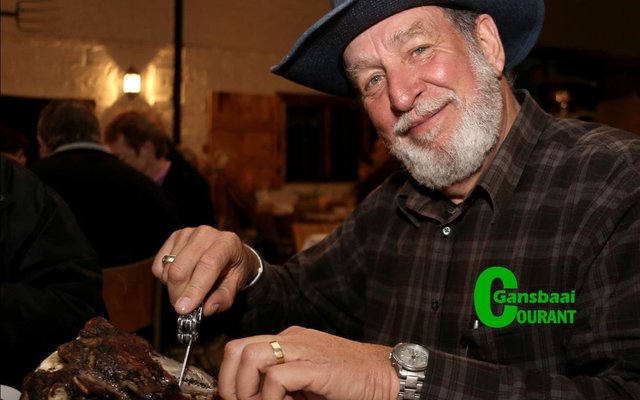 Sò moet ‘n skaapkop mos lyk!  Daar is weke lank gepraat oor dié aand en hier lyk Kobus van Staden van Franskraal baie ingenome met die maal wat wag.  