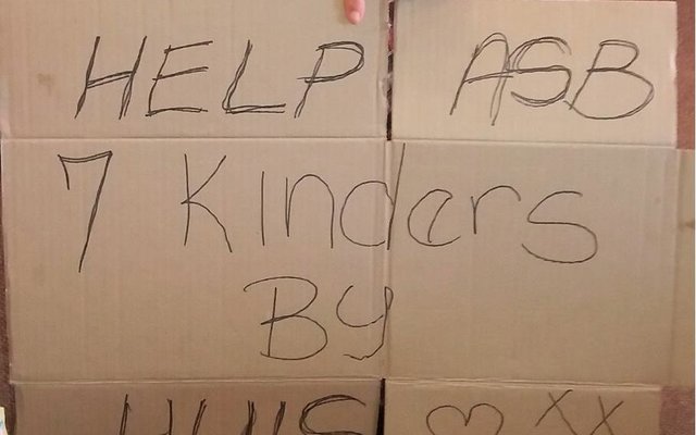 Anita van Dyk (Administrasie), aangetrek soos ‘n boemelaar.