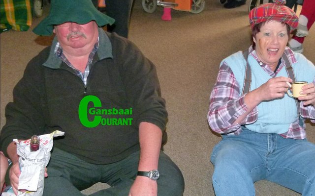 John van Rooyen (Bestuurder) saam met Moira le Roux wat die rol van boemelaars speel.