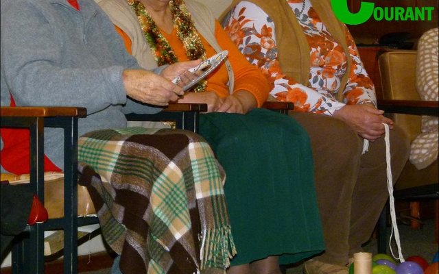 Vlnr is dit die ene konsentrasie vir Corrie Wessels en Annette Otto, met Leonie Botha (Goue Hande) wat toekyk.