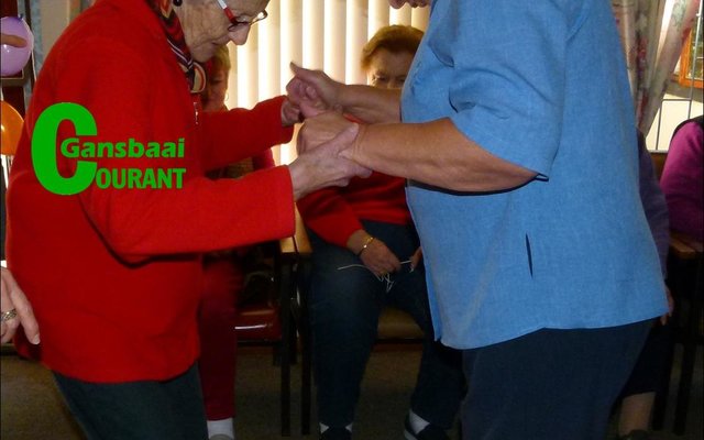 Suster Linda Meyer regs, maak  Smittie van Rensburg touwys.