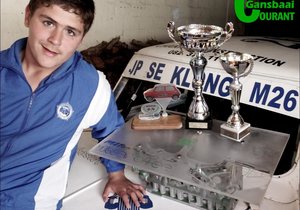 Elfjarige vreesloos agter stuur