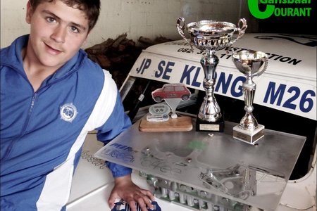 ‘n Trotse Charl Eksteen (11) by die Austin Mini waarmee hy die vier trofeë op die enjinkap tydens sy heel eerste seisoen ingepalm het.