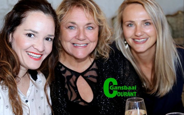 Elizma Rabe van Durbanville kuier hier saam met Adéle Nel en haar dogter, Tinneke Lutzeyer van Gansbaai.