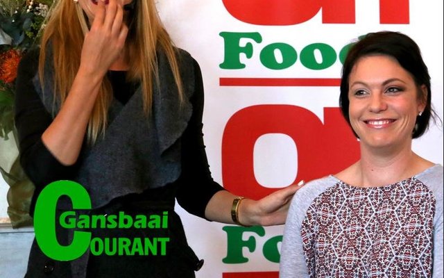 ‘n Vrolike oomblik met Alicia Buckle (grimeerfundi) en Lyndri Kotzé (regs) wat gekies is as model tydens die werkswinkel.