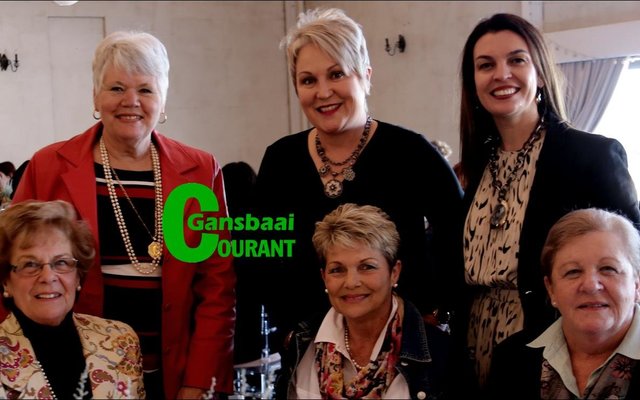 Uitgaande uitvoerende burgemeester, Nicolette Botha-Guthrie het die dag as eregas geniet saam met Lynn Groenewald en Lilian Viviers, albei van De Kelders.  Agter staan Lettie van Staden van Franskraal, Petra van Rensburg, OK Foods Gansbaai en Willene Sieberhagen, gasspreker, wat ‘n insiggewende praatjie oor klerekasbeplanning gelewer het. 