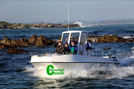 Mooiweer en bedrywig loop hand aan hand by Kleinbaai hawe.  Verlede week tydens Overberg Boothengelklub se Kleinbaai Interprovinsiale Hengeltoernooi was die bedrywigheid net nog meer so tussen die haai- en ecobote deur.  Menige besoekers het spesiaal  die hawe soggens en smiddae  besoek om die hengelbote te sien uit- en inkom in die hawe.  Op die foto vaar die WP Junior-span die baai binne na ‘n lang dag op die water. Lees meer van die gesogte hengelkompetisie by die Sportafdeling. Foto: Marinda van der Walt