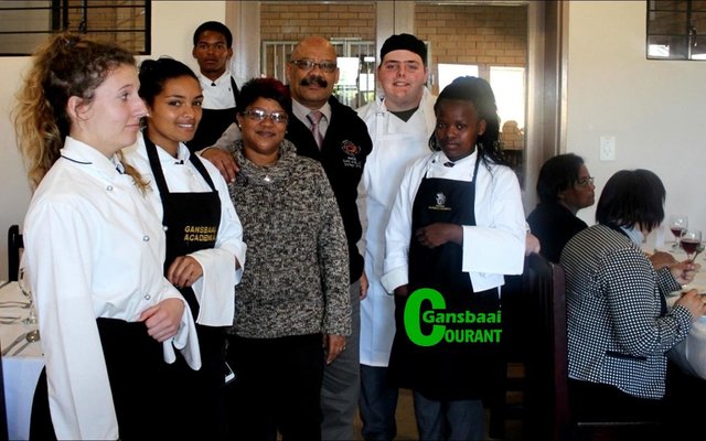 ‘n Groep Gasvryheidleerders van Gansbaai Academia wat hul jaar afgesluit het, saam met mnr. Tommy Wilson (skoolhoof) en me Carol Gillion.