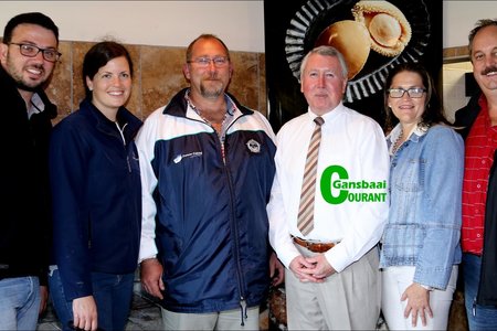Die opgradering van die netbal- en tennisbane by Laerskool Gansbaai, gaan nie net tot voordeel van die kinders wees nie, maar ook vir die dorp se sakegemeenskap.  Van links staan JP Coetzer (Premier Fishing), Lize Schoonbee (Aqunion), Michael Geldenhuys (Voorsitter: Laerskool Gansbaai Beheerliggaam), Eben van der Merwe (skoolhoof), Chrizülene van Niekerk projekkoördineerder) en haar man, Morkel van Niekerk (Gansbaai Superspar). 
