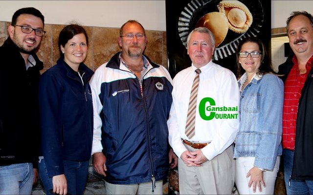 Die opgradering van die netbal- en tennisbane by Laerskool Gansbaai, gaan nie net tot voordeel van die kinders wees nie, maar ook vir die dorp se sakegemeenskap.  Van links staan JP Coetzer (Premier Fishing), Lize Schoonbee (Aqunion), Michael Geldenhuys (Voorsitter: Laerskool Gansbaai Beheerliggaam), Eben van der Merwe (skoolhoof), Chrizülene van Niekerk projekkoördineerder) en haar man, Morkel van Niekerk (Gansbaai Superspar). 