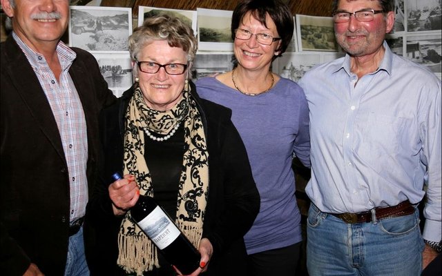 Betrokkenes by Gansbaai Wynproegilde se byeenkoms, met vlnr Altus le Roux, Amanda de Vries, Yngvild Steytler (bemarker) en Danie Steytler (wynmaker en aanbieder).