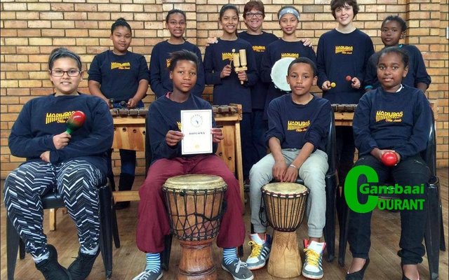 Voor  vlnr  Salmah  Sydow, Sindisiwe Makhamba, Nahum Plaatjies en Kelsey  Montagu.  Agter vlnr  is Sadé October, Nicole Dreyer, Imaan Sydaow, me. Felicity Beukes, Kia McKay, Jade Coetzee en Busiswa Mhlontlo.