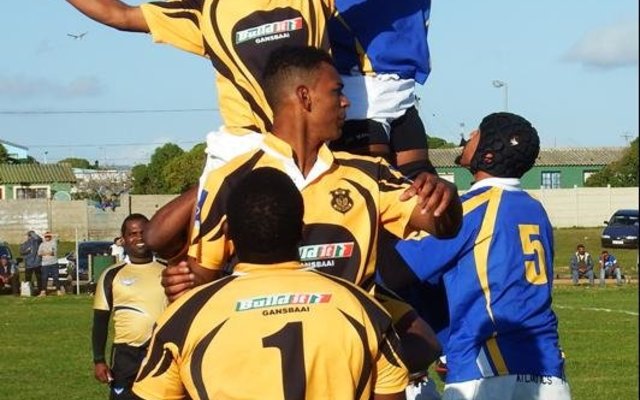 'n Oomblik van aksie tussen Black Leaves van Gansbaai (links) en Atlantis  van Hermanus se rugbyspelers. 