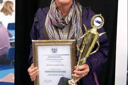 Marlene Koekemoer van Laerskool Gansbaai pas nadat sy die toekenning vir Uitnemendheid in Primêre Skool Onderrig ontvang het.