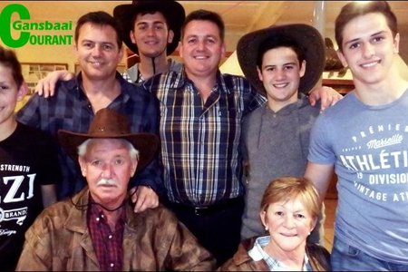 Hier  glimlag  Piet en Gerda Otto saam met   hulle span van ses Otto’s -Jaco, Wikus, Charl, Gerhard, Jaundre en Tiaan.