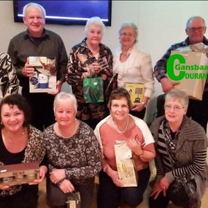 Pryswenners tydens HaS se jaarlikse Sokkiejol lewer telkens pragtige pryse op, met die pryswenners voor vlnr Mariëtte van der Westhuisen, Hettie Esterhuizen, Susan Schonken en Jeanette Crafford. Agter vlnr Lorraine Fourie, At Roux, Fienie Conradie, Olivia, Gerbie Fabricius en Suzie Rademan (organiseerder).