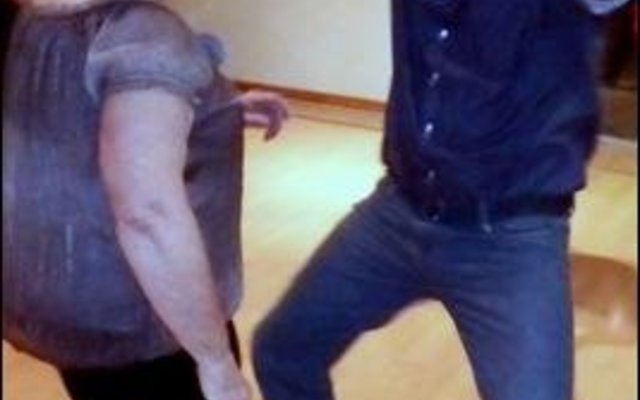 Jolige oomblikke  tydens die Sokkiejol ten bate van HaS, met Bev Swart, die gereelde nar tydens funksies, wat vir Suzie Rademan wys hoe daar gesokkie moet word.