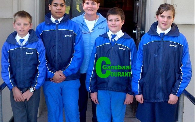 Laerskool Gansbaai se Astro Gansies wat uitstekend gevaar het in die finale rondte van die Astroquiz, vlnr Nicolas Rock, Marlin Europa, Jolette Bezuidenhout (opvoeder), Derek Brown en Riana le Roux.